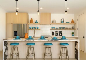 Kylskåp, mikrovågsugn, ugn och spishäll