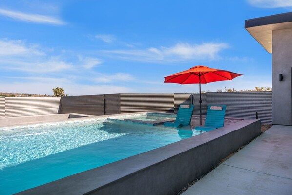 حمّام سباحة مُدفَّأ