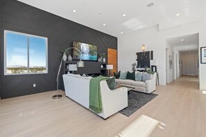 Smart TV, fireplace, ping pong - The Solitude. 5 private acres/Pool/Pickleball/Spa and Stunning Views (Joshua Tree)