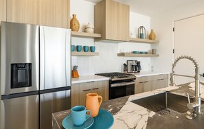 ثلاجة، ميكروويف، فرن، موقد طهي مسطح