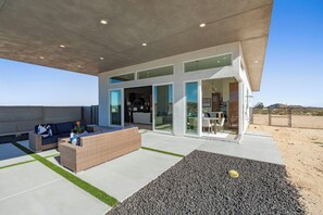 Outdoor dining - The Solitude. 5 private acres/Pool/Pickleball/Spa and Stunning Views (Joshua Tree)