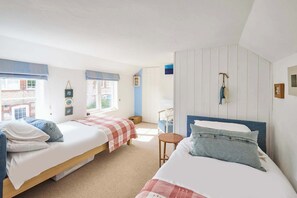 3 bedrooms, iron/ironing board, bed sheets