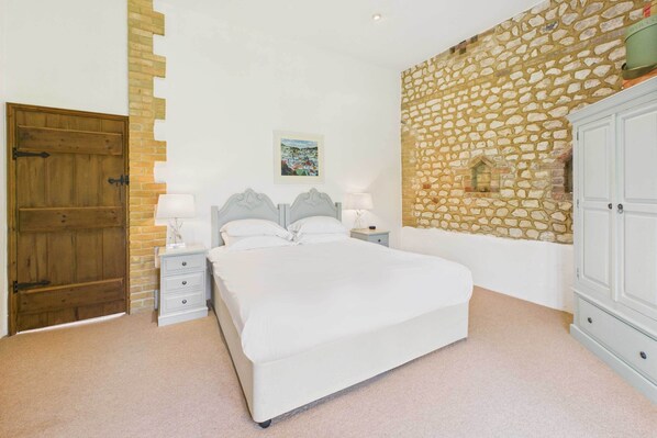 4 habitaciones, escritorio y tabla de planchar con plancha 