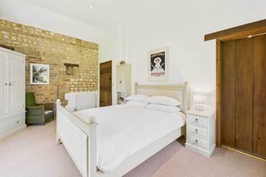 4 bedrooms, desk, iron/ironing board, travel crib