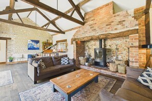 Tv, pejs, bøger, kontorer