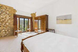 4 Schlafzimmer, Schreibtisch, Bügeleisen/Bügelbrett, Reisekinderbett