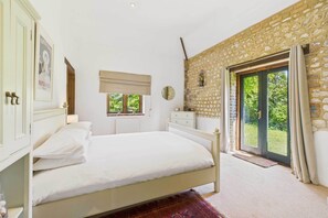 4 bedrooms, desk, iron/ironing board, travel cot