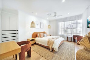 4 slaapkamers, een bureau, een strijkplank/strijkijzer, wifi