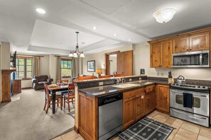 Fridge, microwave, oven, stovetop - 1BR,Perfect View of ski resort,Base Area Luxury (Crested Butte)