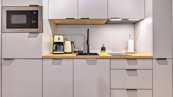 Apartment (3) | Private kitchen | Fridge, stovetop, electric kettle, cookware/dishes/utensils