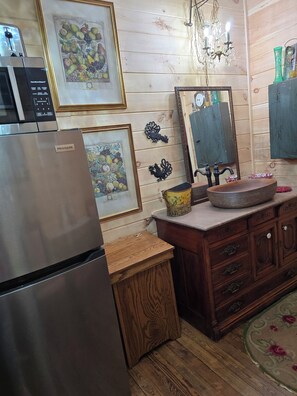 Unclassified image, 3 of 7, button - Loft Suite on Main @ Bit O' Time Treasures - Grayson, KY - Heart of the Parks (Grayson)