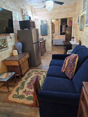 Unclassified image, 5 of 7, button - Loft Suite on Main @ Bit O' Time Treasures - Grayson, KY - Heart of the Parks (Grayson)