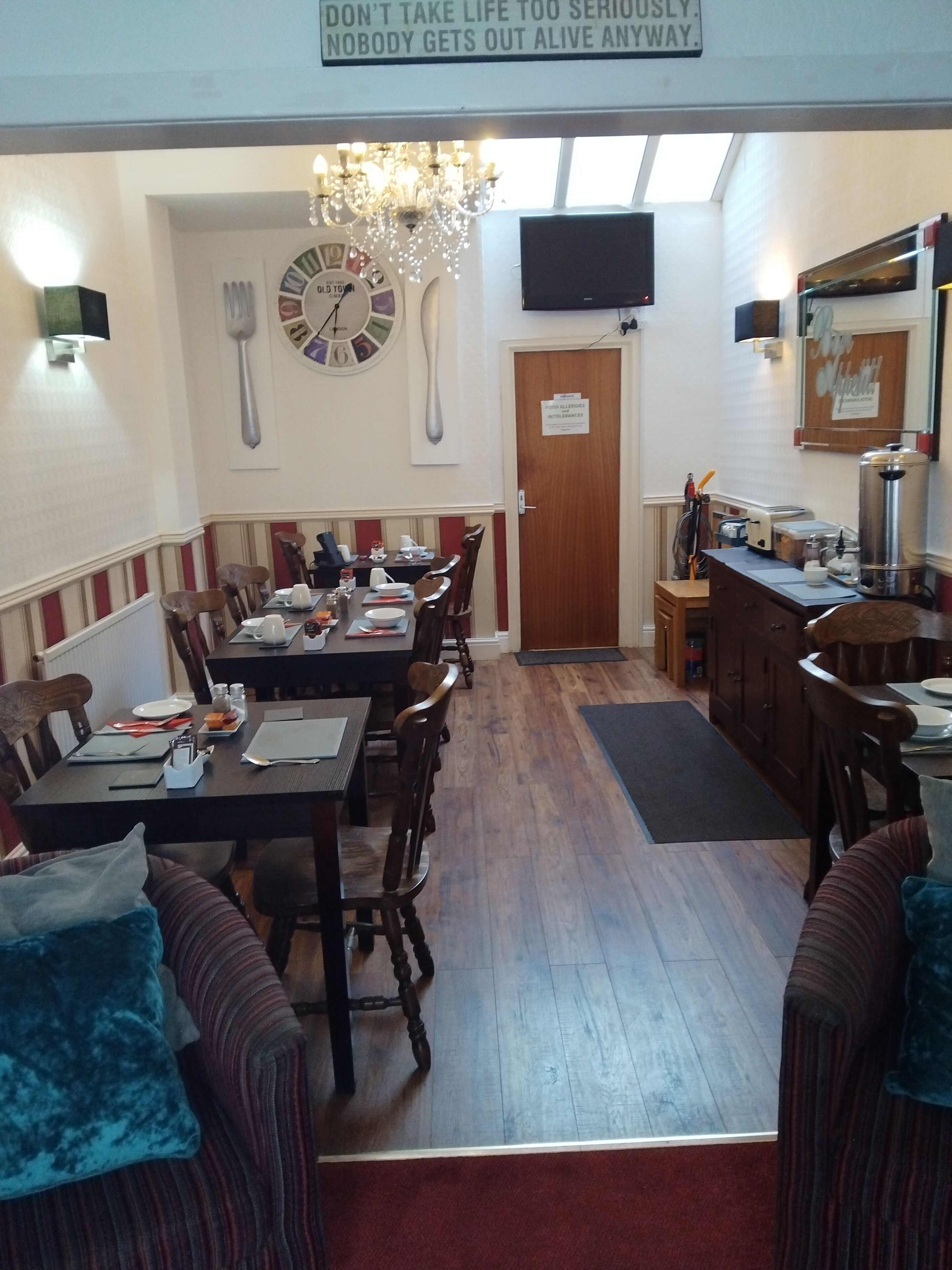 อาหารเช้าแบบอังกฤษทุกวัน (GBP 5.00 ต่อคน)