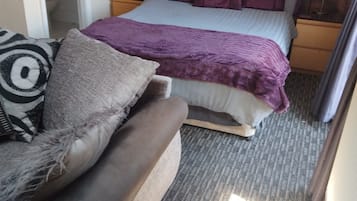 高级开间套房 | 高档床上用品、羽绒被、办公桌、笔记本电脑工作区