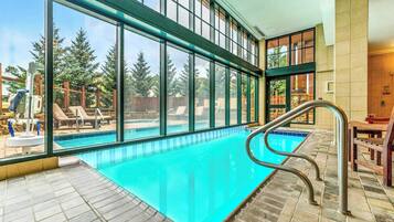 Een binnenzwembad, een verwarmd zwembad