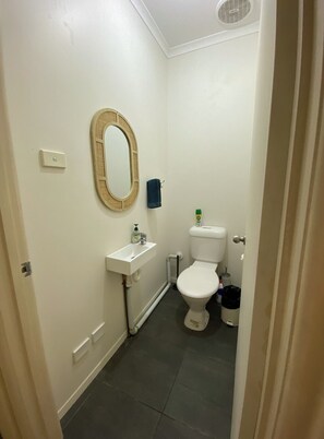 Een haardroger, handdoeken