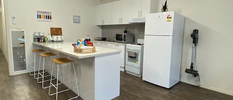 Réfrigérateur, four à micro-ondes, un four, surface de cuisson