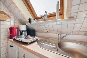 Réfrigérateur, micro-ondes, plaque de cuisson, cafetière/bouilloire