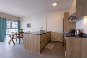 Fridge, oven, stovetop, cookware/dishes/utensils