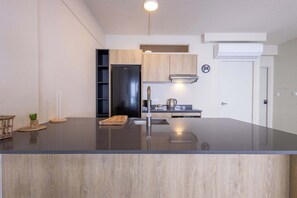 Jääkaappi, uuni, liesi, keittoastiat/astiat/ruokailuvälineet