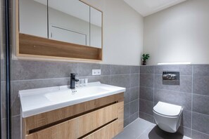 Shower, hair dryer, towels - Boutique Apartment Steps from Handelskade (Willemstad)