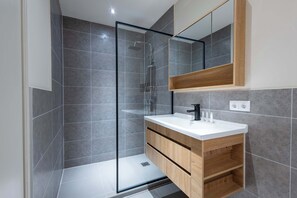 Douche, sèche-cheveux, serviettes fournies