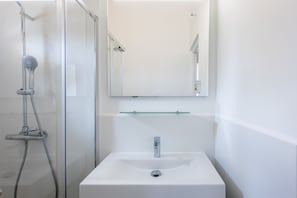 Dusche, Haartrockner, Handtücher