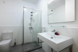 Dusche, Haartrockner, Handtücher