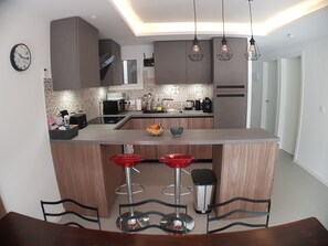 Micro-ondes, four, plaque de cuisson, lave-vaisselle