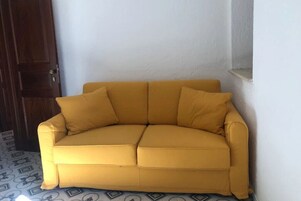 Una scrivania, lenzuola