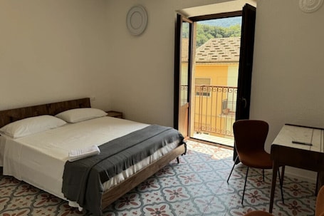 Escritorio y ropa de cama . Maripetra B&B