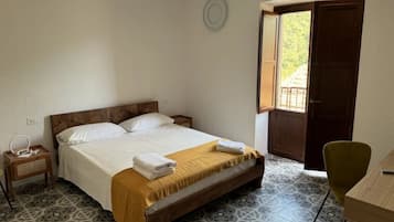 Habitación doble superior | Escritorio y ropa de cama