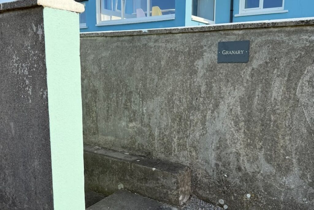 Een betonnen muur met een bord waarop 'Granary' staat.