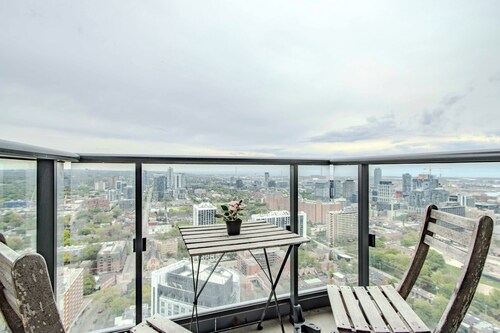 Suite Mia | Modern Condo Near CN Tower - Balcony & Stunning View