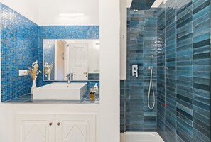 Douche, bidet, serviettes fournies, shampoing