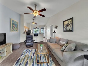 TV - Kona Sea Ridge#Y22: Beautiful Top Floor unit with Ocean Views in Gated area (Kailua Kona)