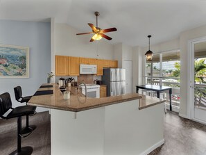 Kühlschrank, Ofen, Herdplatte, Wasserkocher mit Kaffee-/Teezubehör