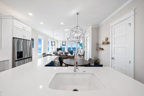 Nhà, 5 phòng ngủ | Bếp riêng | Tủ lạnh, lò nướng, dụng cụ pha cà phê/trà, lò nướng bánh mì 