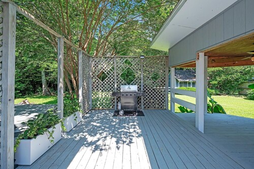 Southern Storm - Modern Stay With Patio & Yard 4 Bedroom Home