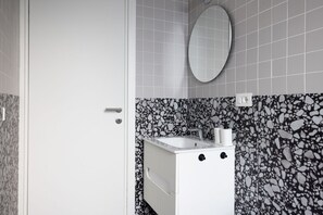 Shower, bidet, towels