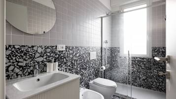 Dusche, Bidet, Handtücher