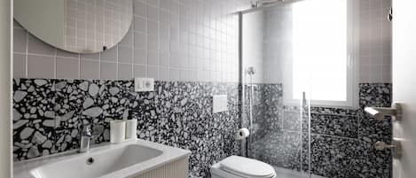 Shower, bidet, towels