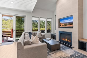 Condo, 3 Bedrooms | Living area