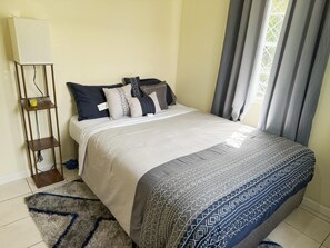 2 quartos, escrivaninha, ferros/tábuas de passar roupa