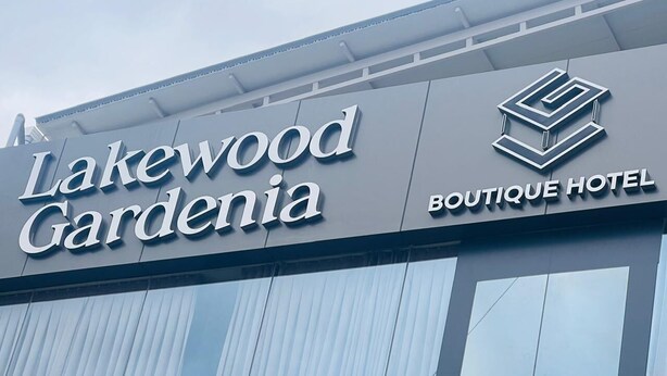 Un edificio con un letrero que dice "Lakewood Gardenia Boutique Hotel".
