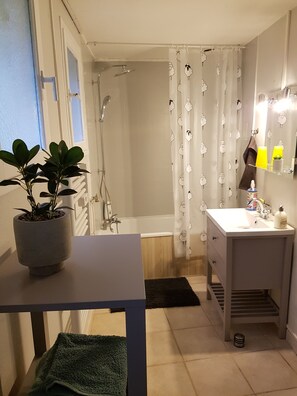 Secadora de cabello, toallas, jabón, papel de baño