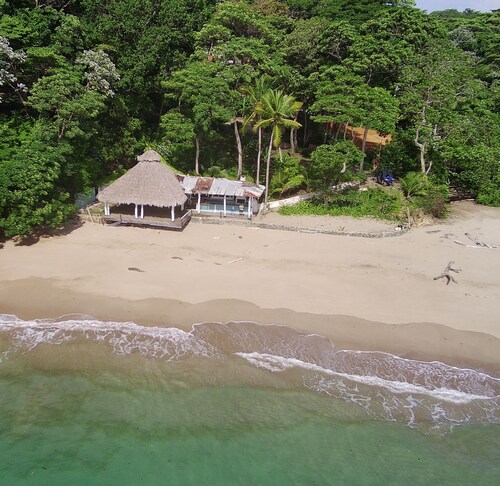 Charming 3-bedroom house with AC, WiFi in fantastic view on Saboga bay