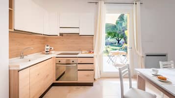 Réfrigérateur, four, plaque de cuisson, cafetiÚre/bouilloire