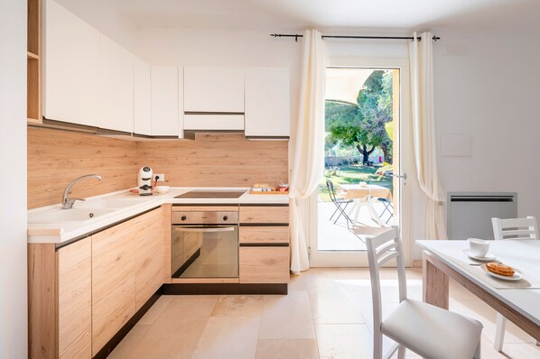Fridge, oven, stovetop, coffee/tea maker