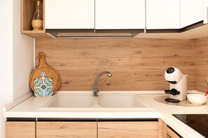 Fridge, oven, stovetop, coffee/tea maker